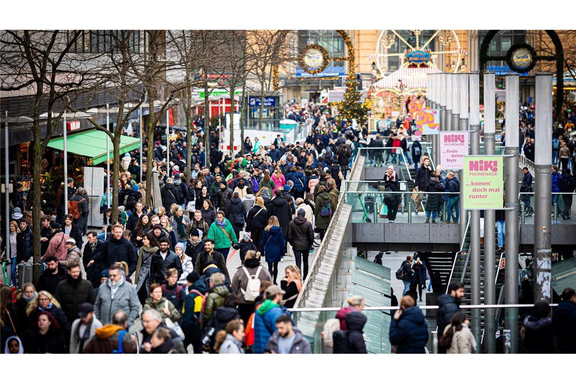 Onlinehandel wächst - Ältere als neue Kundengruppe Die Geschäfte waren zur Weihnachtszeit nicht nur in Hannover gut gefüllt. (Archivbild)