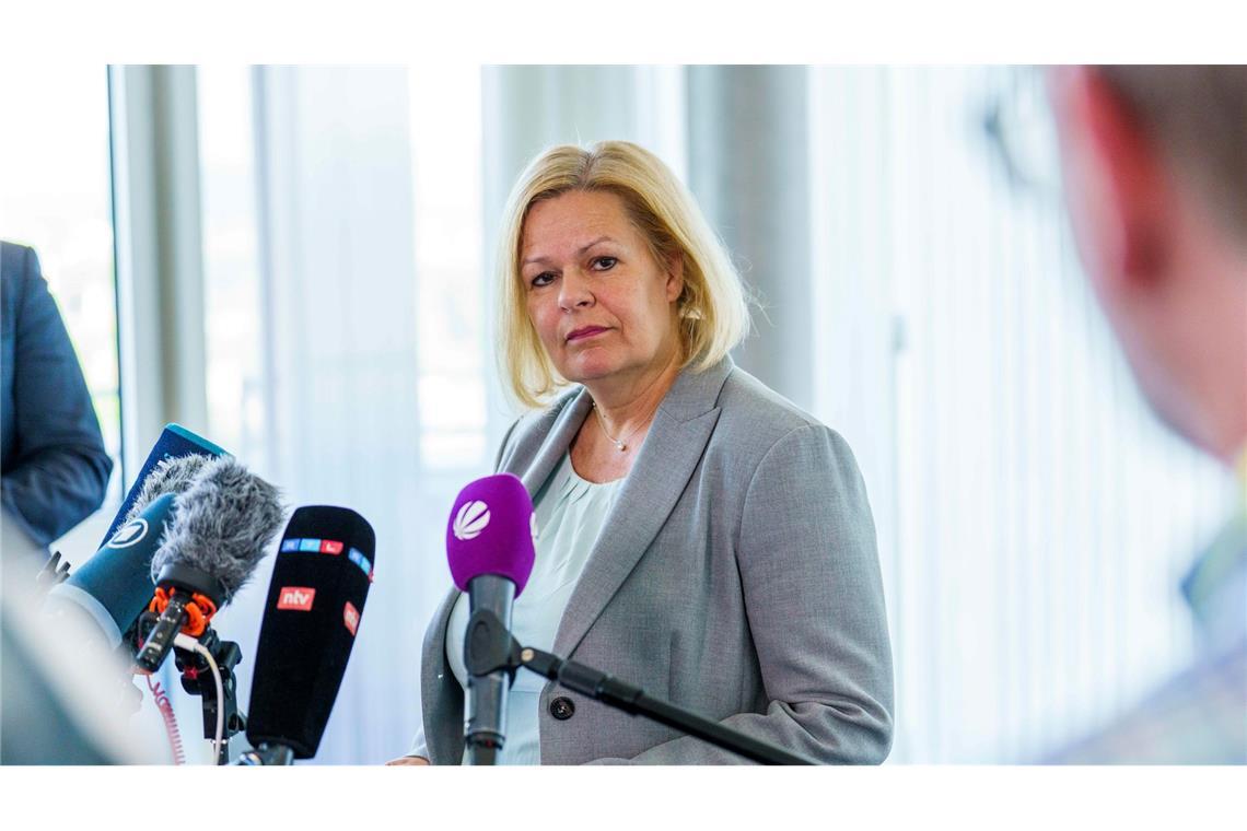 Verfassungsschutz: AfD ist gesichert rechtsextremistisch Die geschäftsführende Bundesinnenministerin, Nancy Faeser (SPD), sagt, das Gutachten des Bundesamtes für Verfassungsschutz habe das Ministerium erst am vergangenen Montag erreicht.