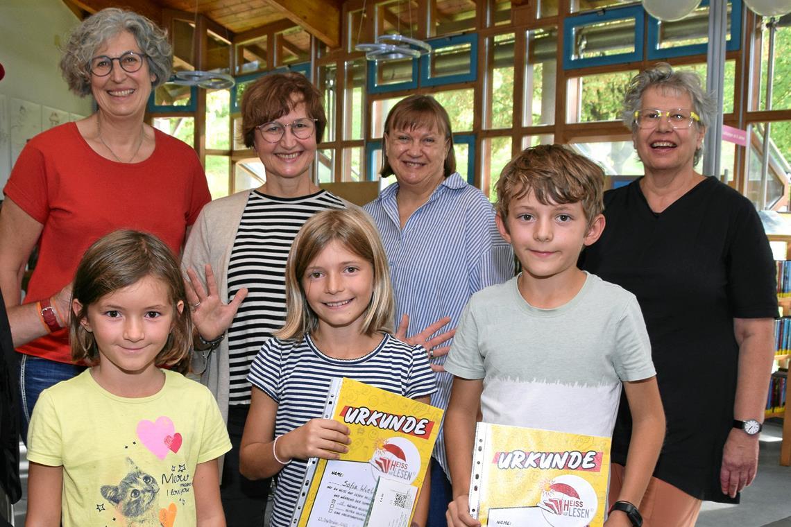 Zauberspektakel für junge Schmökerfans Die Geschwister Lena, Sofia, Gewinnerin des Hauptpreises, und Luis Wieland (vorne von links) freuen sich über ihre Preise und mit ihnen Gunda Altherr, Silke Peter, Christa Schurr und Jutta Brasch (hinten von links). Fotos: Elisabeth Klaper