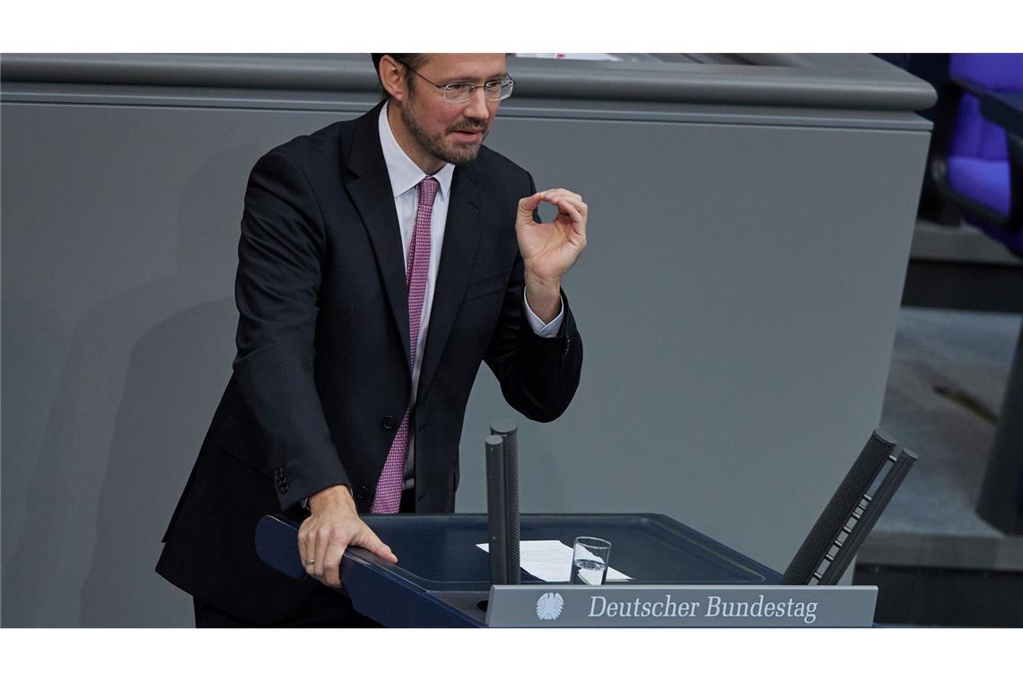 Die gesetzliche Rentenversicherung könne nicht nur eine Basisabsicherung ermöglichen, sagt Dirk Wiese. (Archivbild)