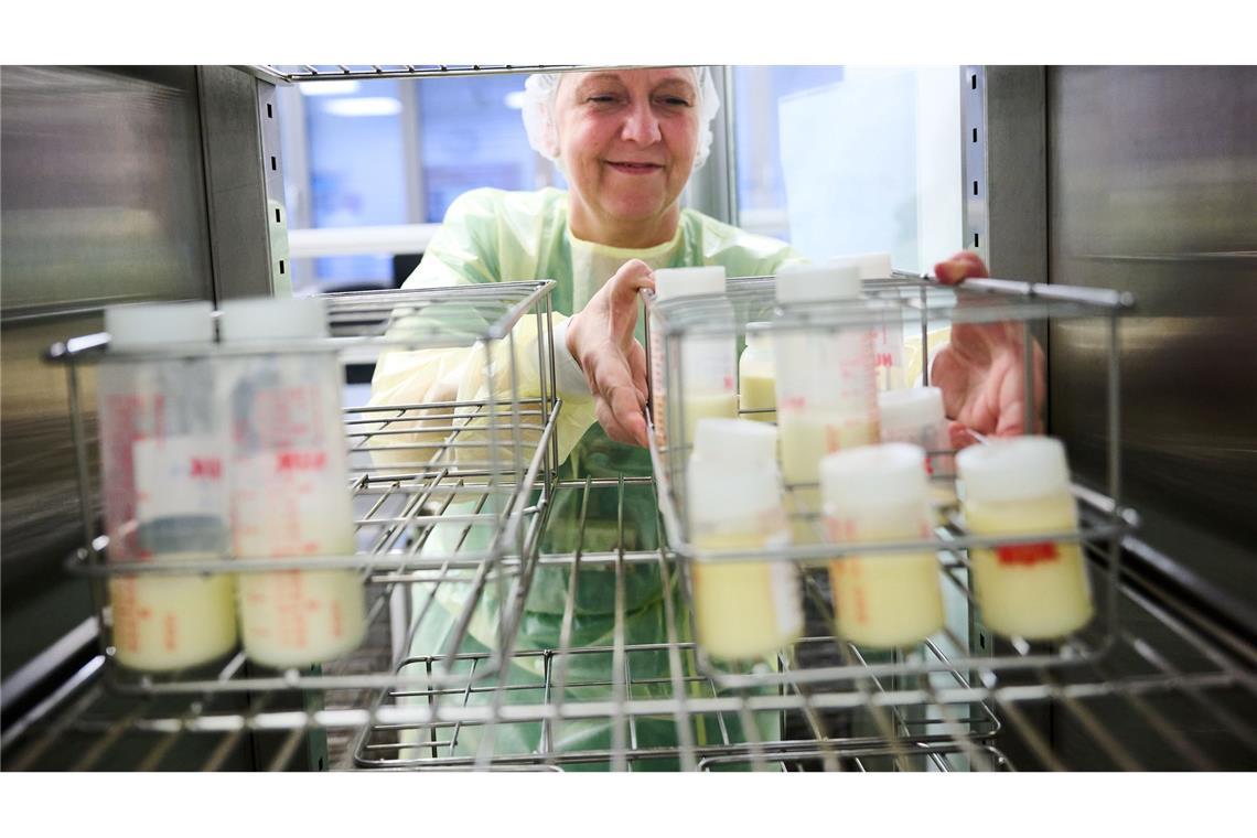 Muttermilch als rettende Spende für Frühchen Die gespendete Milch ist tiefgefroren maximal sechs Monate haltbar