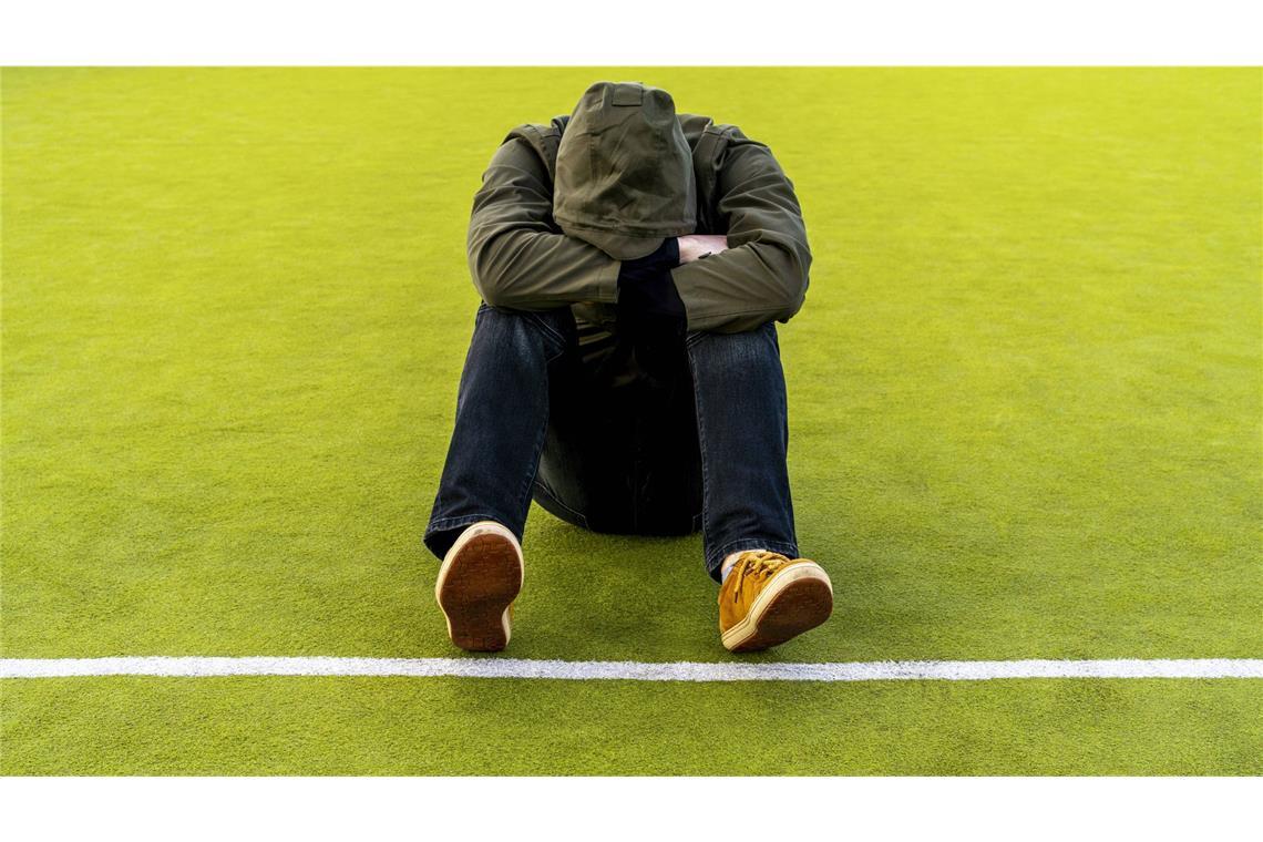 Warum immer mehr Jüngere einsam sind Die gesundheitlichen Folgen einer chronischen Einsamkeit sind in vielerlei Hinsicht problematisch. Einsame hätten häufiger Schlafprobleme, ein höheres Risiko für koronare Herzerkrankungen oder Schlaganfälle und eine reduzierte Immunabwehr. Sie seien auch anfälliger für Suchterkrankungen.
