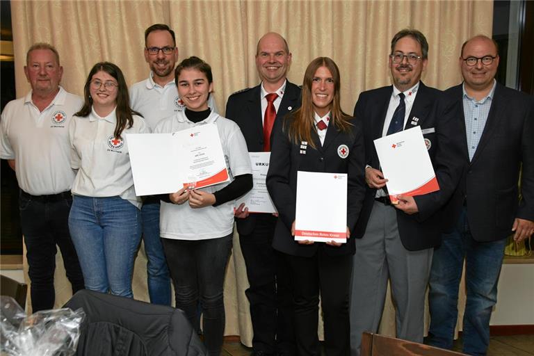 DRK-Ortsverein Murrhardt nimmt keine Altkleider mehr an Die Gewählten und Geehrten (von links): Neuer Bereitschaftsleiter Michael Port, dessen Stellvertreterin Larissa Warmer und Stellvertreter Jochen Stoephasius, Bereitschaftsmitglied Amy Zajac, Ehrenbereitschaftsleiter und neuer Beisitzer Philipp Wolff, Jugendleiterin Heike Strobel und Schatzmeister Matthias Müller. Dabei war auch Vorsitzender Bürgermeister Armin Mößner. Foto: Elisabeth Klaper
