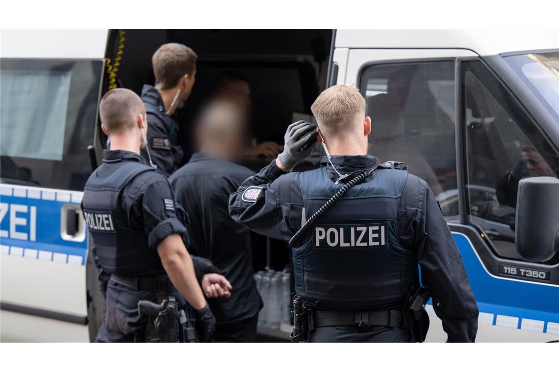 Mehr Gewaltkriminalität und viele junge Täter Die Gewerkschaft der Polizei (GdP) fordert angesichts der gestiegenen Zahl registrierter Gewalttaten bessere Technik und mehr Personal. (Archivbild)
