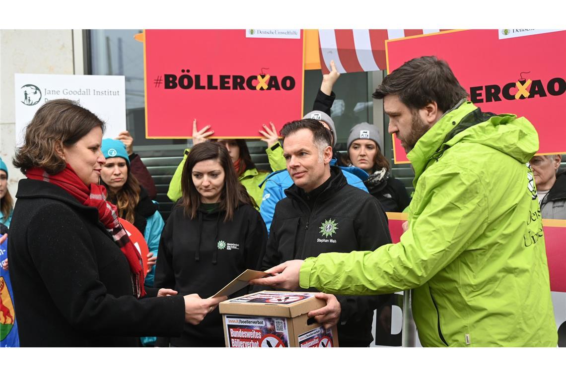 1,5 Millionen Menschen wollen über Petition Böllerverbot Die Gewerkschaft der Polizei (GdP) hat eine Petition für ein Böllerverbot an das Bundesinnenministerium überreicht.