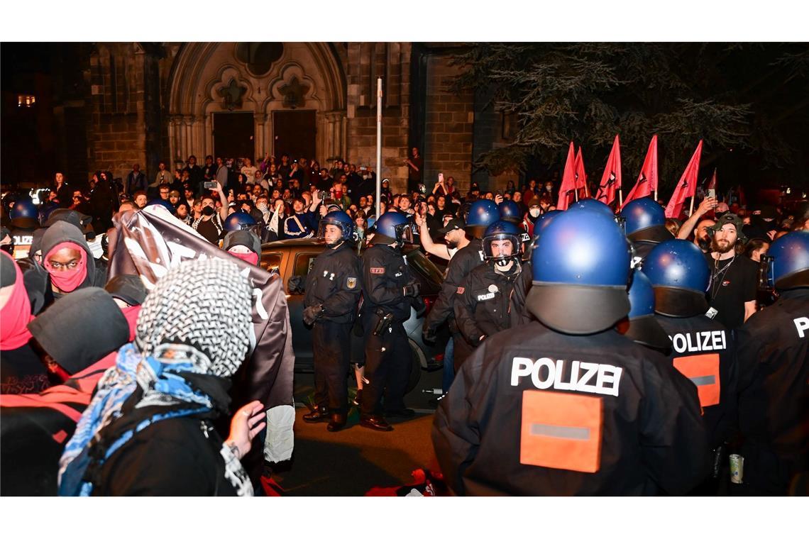 Die Gewerkschaft der Polizei spricht nach der Demonstration am Abend des 1. Mai in Berlin-Kreuzberg von einer gemischten Bilanz.
