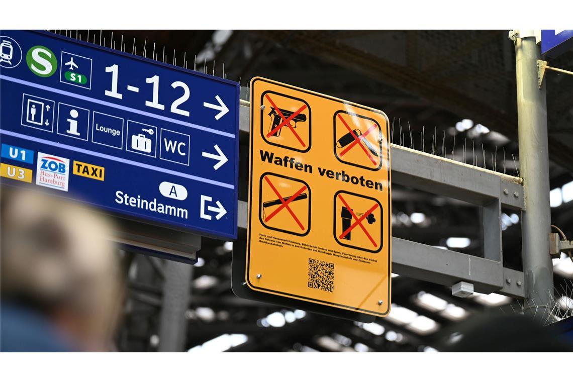 Gewerkschaft: Waffenverbot überall im Nahverkehr Die Gewerkschaft der Polizei strebt eine bundesweit einheitliche Regelung an. (Archivbild)