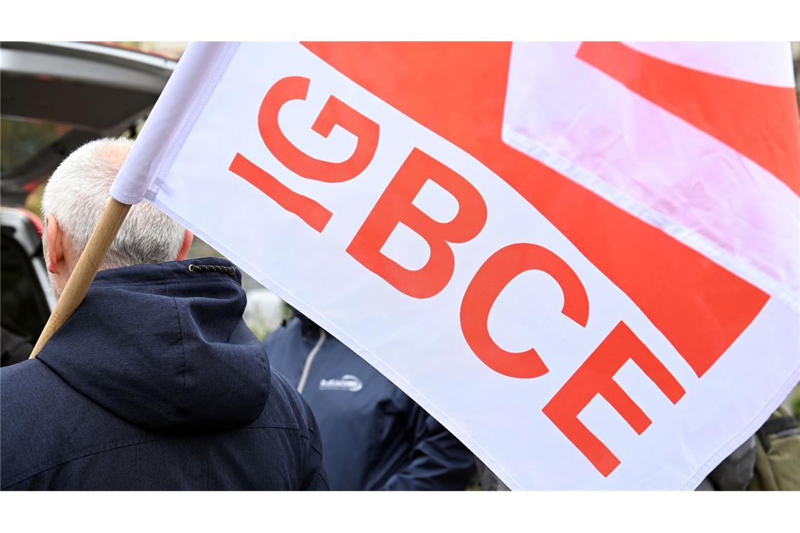 Die Gewerkschaft IG BCE kämpft um den Erhalt der Arbeitsplätze bei Biontech. (Symbolbild)