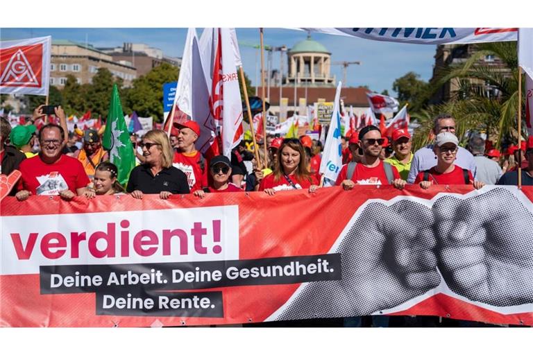 Die Gewerkschaften in Deutschland machen mobil im Kampf für mehr soziale Gerechtigkeit. Sie wehren sich gegen geplante Einsparungen und Veränderungen am Arbeitsrecht.