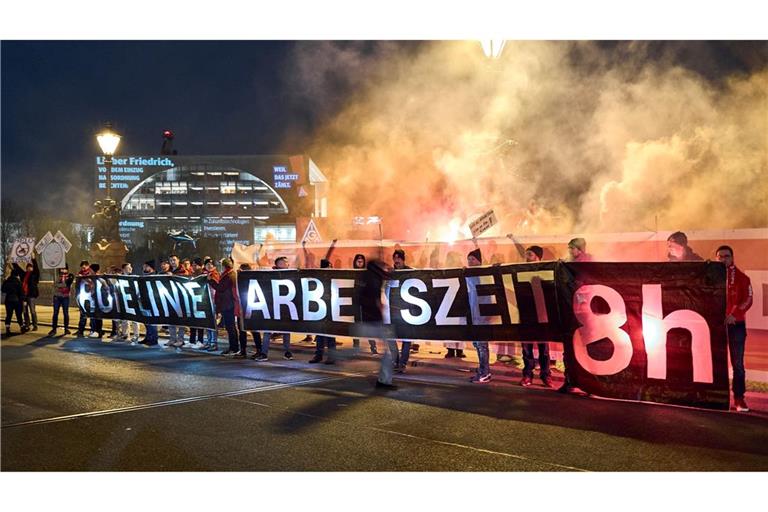 Die Gewerkschaften lehnen die Abkehr vom Acht-Stunden-Tag ab - eine Studie fasst die Gegenargumente zusammen. (Archivbild)