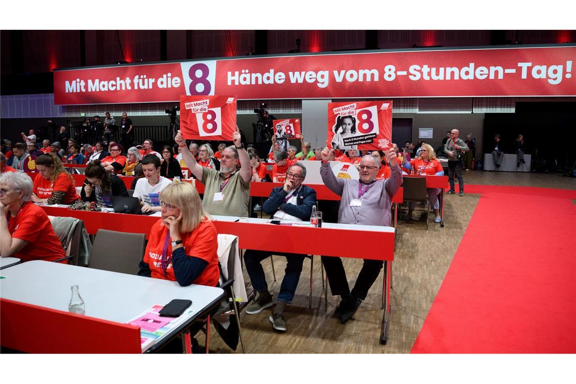 Die Gewerkschaften wollen den Acht-Stunden-Tag verteidigen. (Archivbild)
