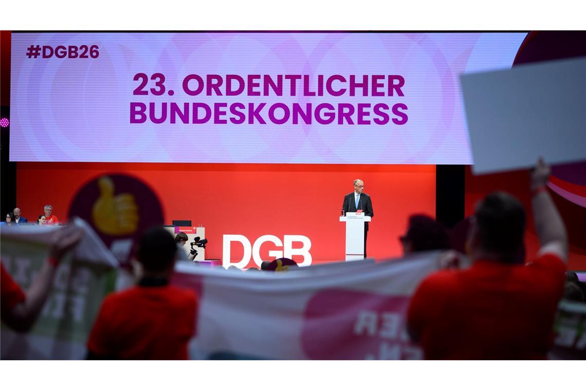 Die Gewerkschafter bereiten dem Kanzler einen eiskalten Empfang.