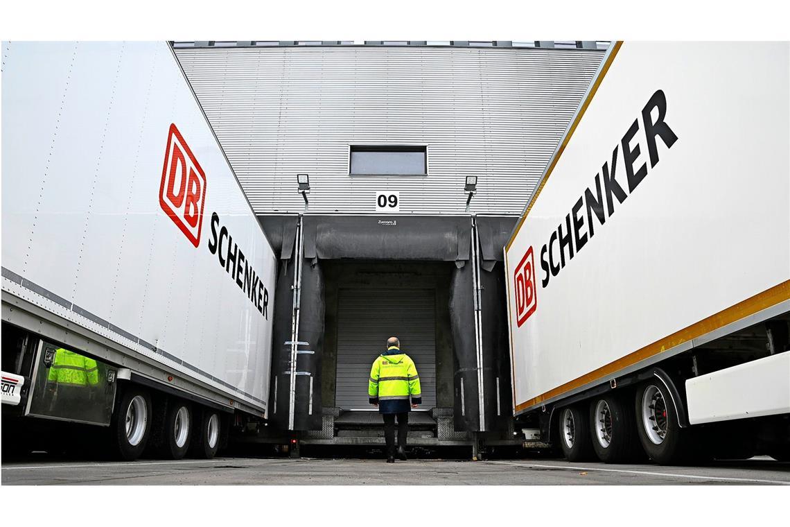 Schwere Last für die neue Regierung Die Gewinne der Bahn kamen bisher vor allem auch von der Lkw-Spedition Schenker, deren Verkauf dieses Jahr abgeschlossen wird