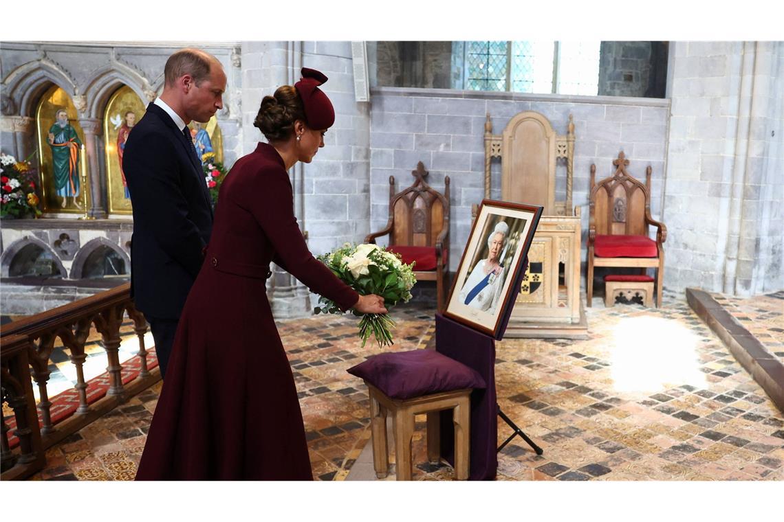 Die Beckhams füllen die Glamour-Lücke Die gleiche Kombination aus Kleid und Hütchen kennen alle, die sich für royale Mode interessieren noch aus dem vergangenen Jahr, als Kate und William in Wales den ersten Todestag von Queen Elizabeth II. begingen.