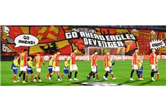 Die Go Ahead Eagles beim Einmarsch in De Adelaarshorst gegen Aston Villa