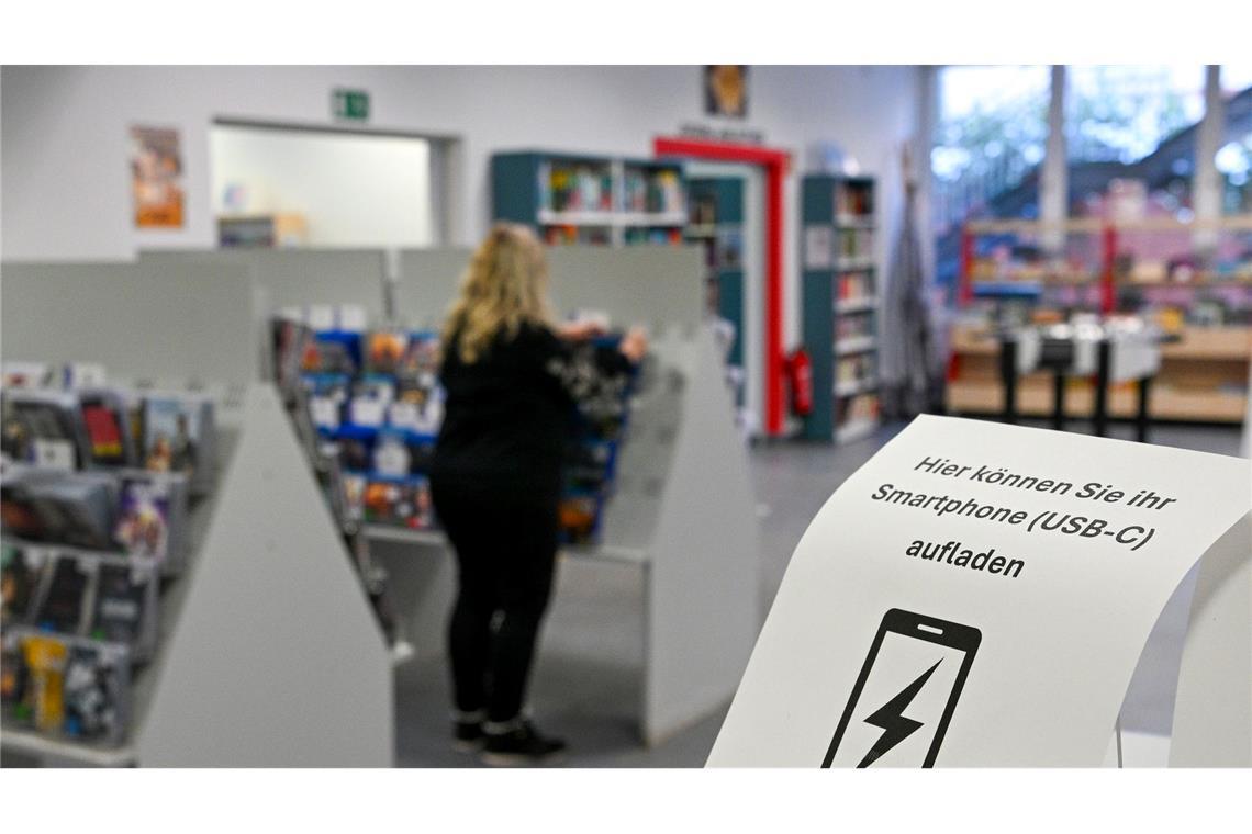 Die Gottfried-Benn-Bibliothek bietet Menschen im Gebiet ohne Strom die Möglichkeit, Smartphones zu laden und bietet auch Tee an.