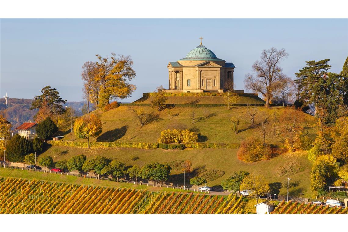 Durch die bunten Weinberge hinauf zur Grabkapelle Die Grabkapelle auf dem Württemberg im farbenfrohen Herbst.