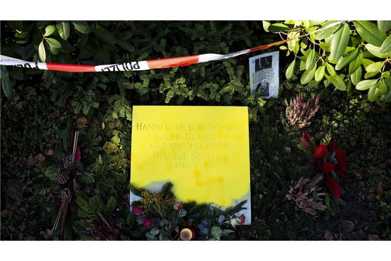 Die Grabplatte wurde mit Hakenkreuzen beschmiert.