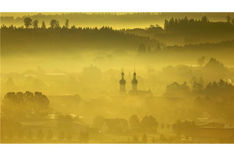 Die grauen Schleier trüben am Samstag und Sonntag in den niederen Lagen den Himmel.
