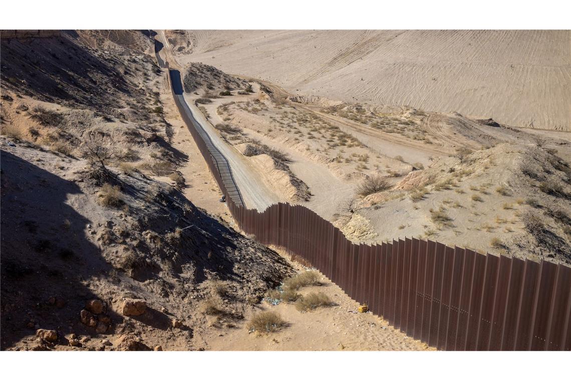Trumps Anti-Migrationskurs: Angst und Unsicherheit in Mexiko Die Grenzmauer zwischen Ciudad Juárez und dem US-Bundesstaat Texas.