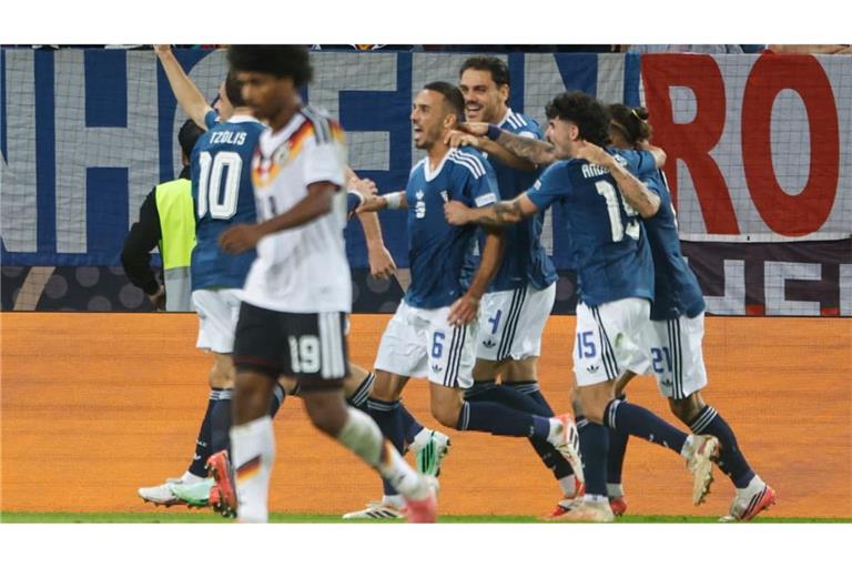 Die Griechen feiern, das deutsche Team um Karim Adeyemi ist bedient nach dem 0:1 in Augsburg.