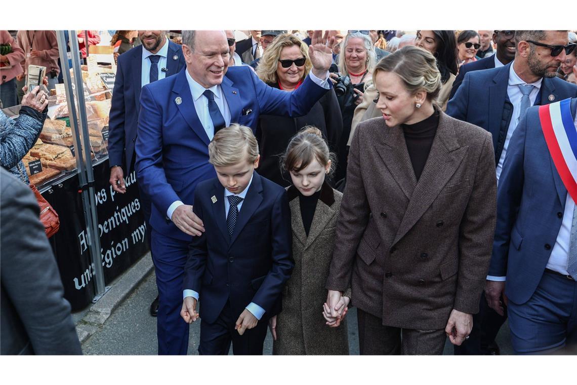 Prinzessin Gabriella als „Mini Me“ in Tweed Die Grimaldis – Fürst Albert, Prinz Jacques, Prinzessin Gabriella und Fürstin Charlène – auf dem Markt von Matignon.