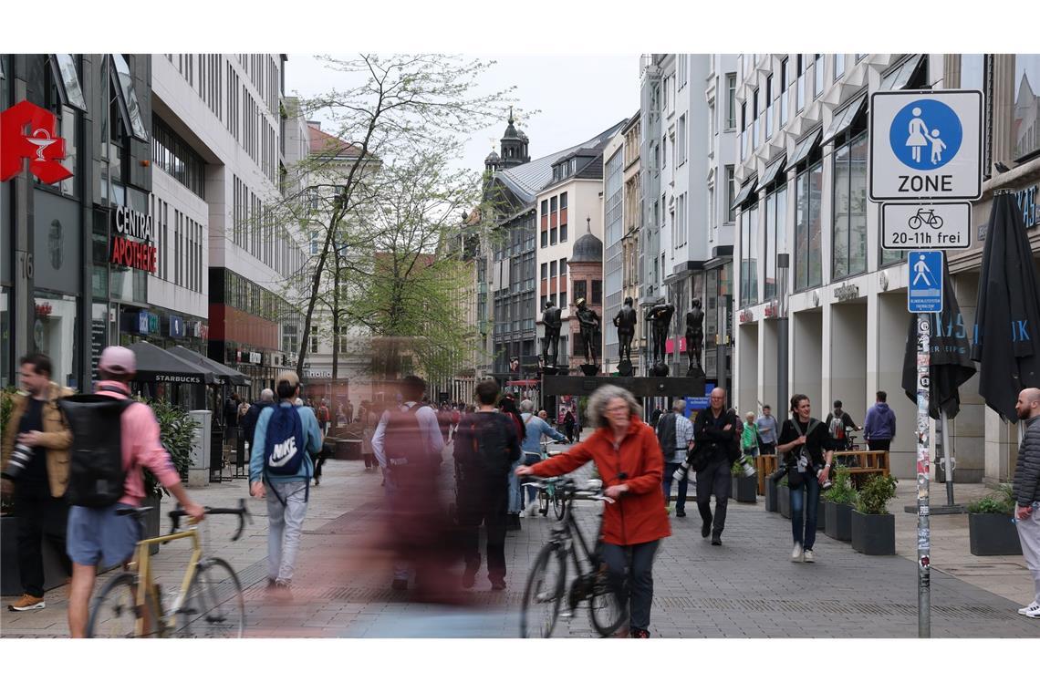 Die Grimmaische Straße in der Leipziger Innenstadt ist nach der Amokfahrt wieder für Passanten freigegeben.