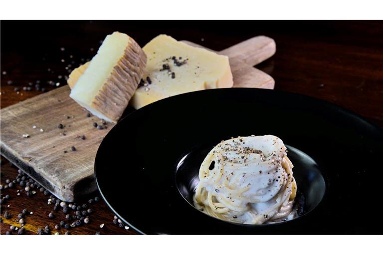 Die größte Hürde bei der Zubereitung des Pastagerichts Cacio e Pepe ist das Verklumpen des Käses. Ein Forschungsteam hat nun eine Methode entwickelt, um das zu verhindern.