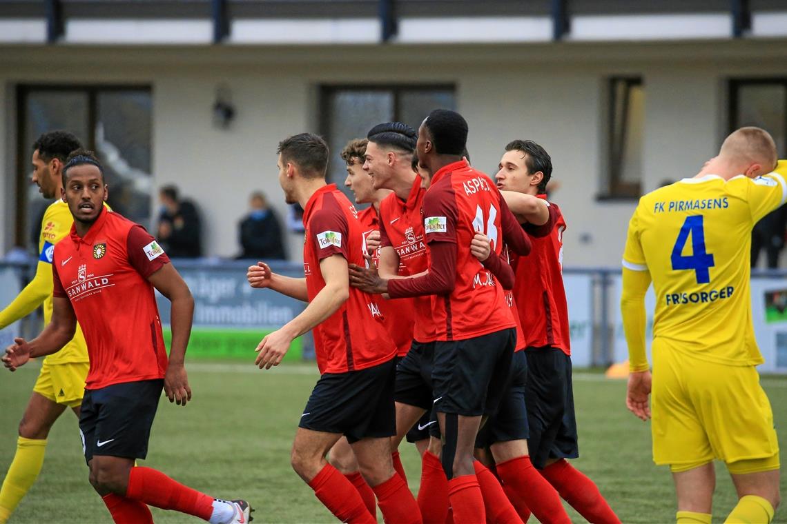 Mit großer Effizienz zum klaren Heimsieg Die Großaspacher Spieler um den dreifachen Torschützen Marvin Cuni (Fünfter von links) haben beim 7:1-Kantersieg allen Grund zur Freude. Foto: A. Becher