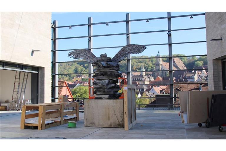 Die große Bronzeskulptur „Die Sprache der Vögel“ hat auf dem Vorplatz der Kunsthalle Würth bereits ihren Platz gefunden. Drumherum herrscht zwischen Hebebühnen und Transportboxen noch das rege Treiben des Ausstellungsaufbaus.