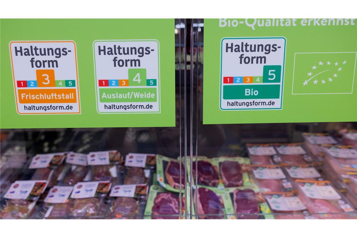 Handelsketten nehmen Abschied vom Billigfleisch Die großen Handelsketten wollen bis 2030 auf höhere Haltungsformen umsteigen. (Archivbild)