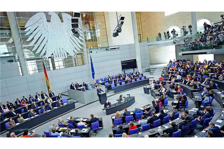 Die Grünen im Bundestag haben von der Bundesregierung ein umfassendes Maßnahmenpaket zum Hitzeschutz gefordert (Archivbild).
