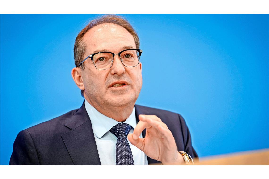 Grüne machen Dobrindt für „Dominoeffekt“ verantwortlich Die Grünen machen Bundesinnenminister Alexander Dobrindt (CSU) für den „Dominoeffekt“ verantwortlich (Archivbild).