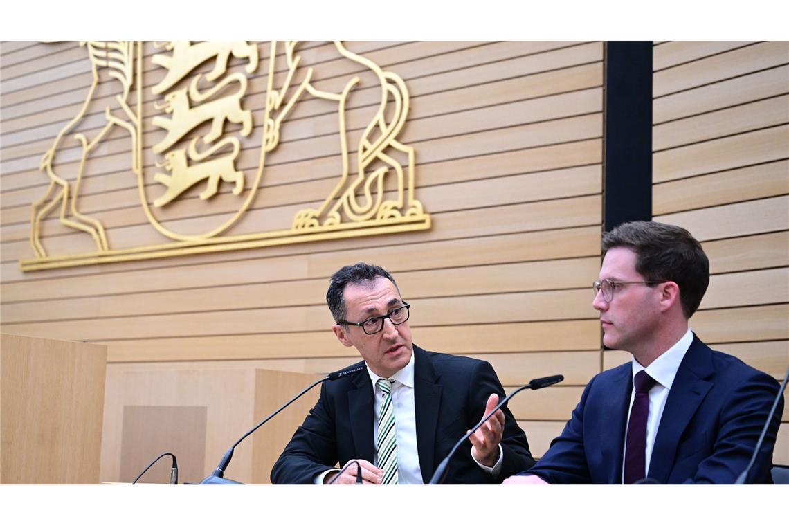 Die Grünen mit ihrem Spitzenkandidaten Cem Özdemir (links) haben die Landtagswahl in Baden-Württemberg knapp vor der CDU mit ihrem Spitzenkandidaten Manuel Hagel gewonnen.