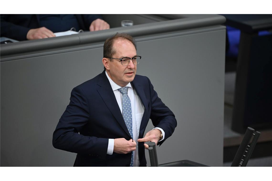 Kritik an Aussetzung des Familiennachzugs – Syrer betroffen Die Grünen warfen Bundesinnenminister Alexander Dobrindt (CSU) in der Debatte vor, er imitiere mit seiner Betonung der Probleme der "illegalen Migration" die AfD.