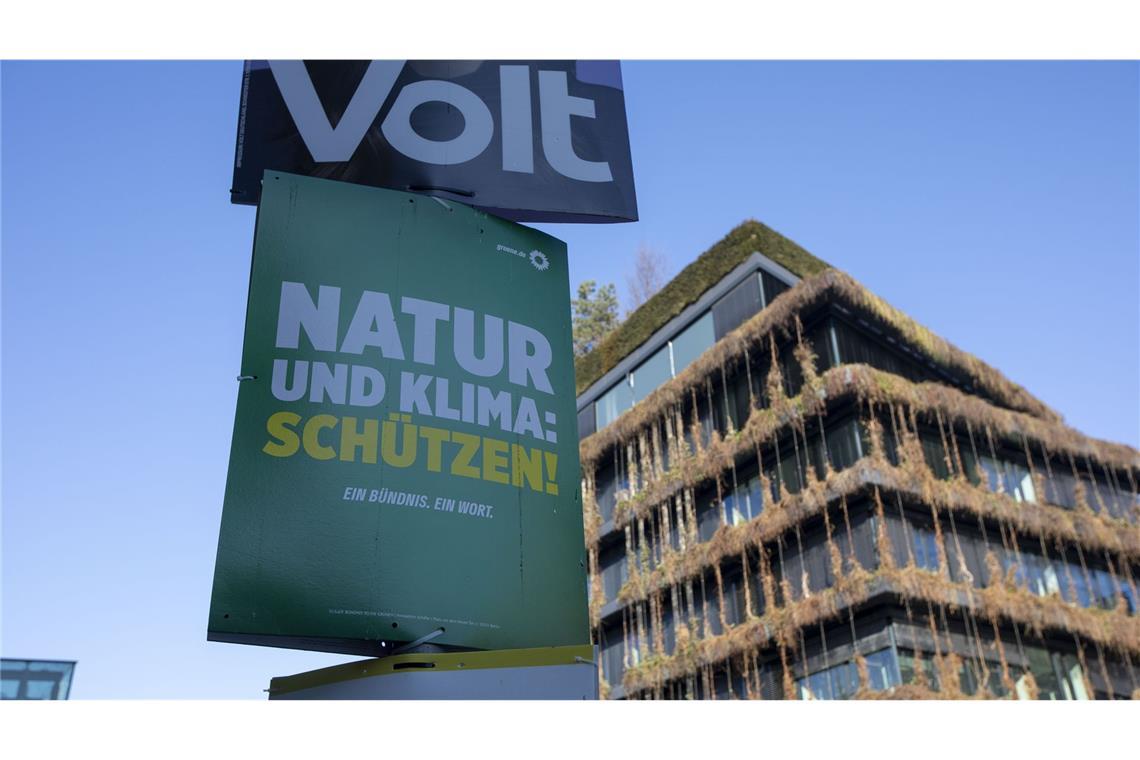 Was sagen die Wahlplakate über die Programme der Parteien? Die Grünen wollen zudem Natur und Klima schützen – und das auch im Grundgesetz verankern.