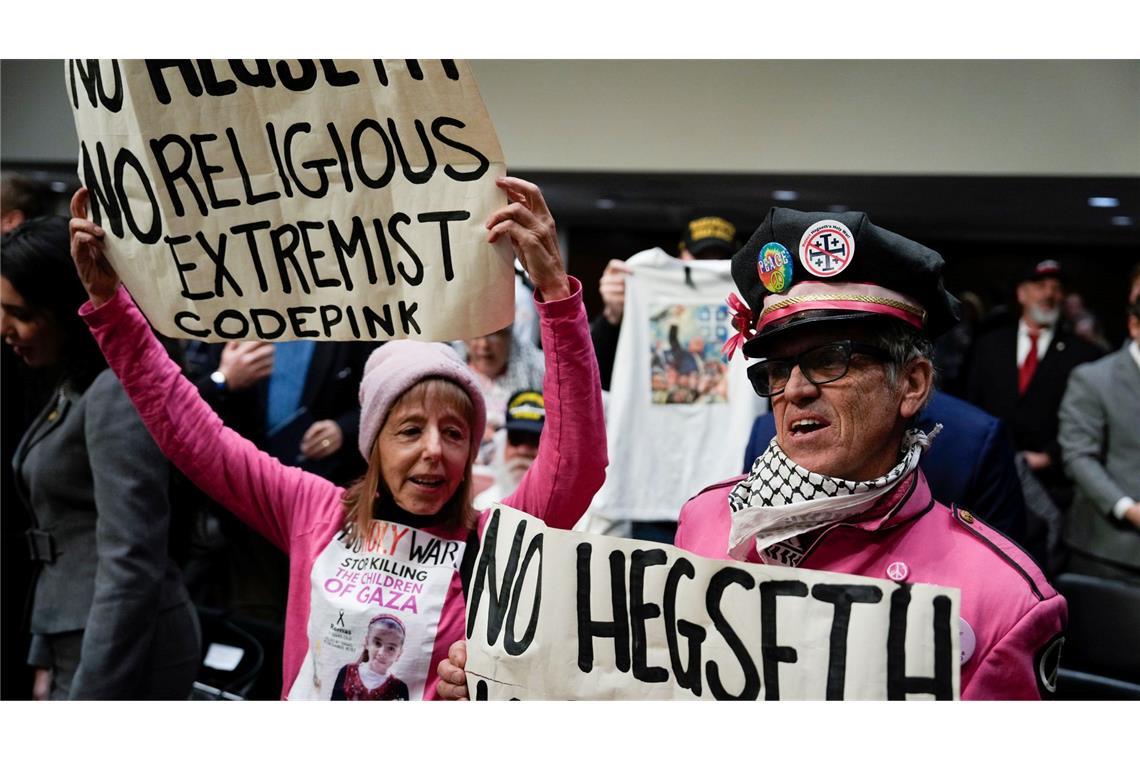 Trumps Pentagon-Kandidat sichert sich wichtige Unterstützung Die Gruppe "Code Pink" gehört zu jenen, die gegen Hegseths Nominierung protestieren.