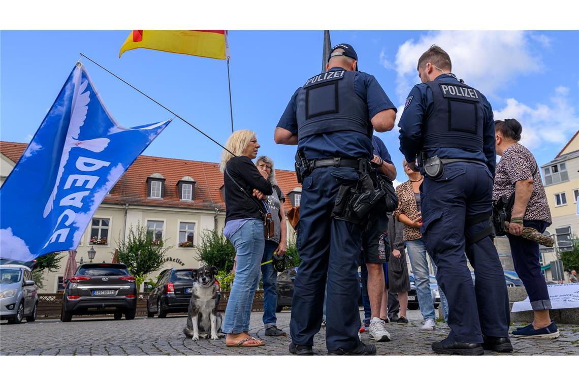 Die Gruppe der Demonstranten ist überschaubar.