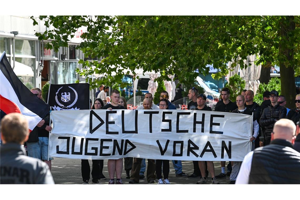 Rechtsextreme Straftaten junger Menschen nehmen stark zu Die Gruppe "Deutsche Jugend Voran" wird von der Bundesregierung als Beispiel für eine junge, rechtsextreme Gruppierung genannt. (Archivbild)