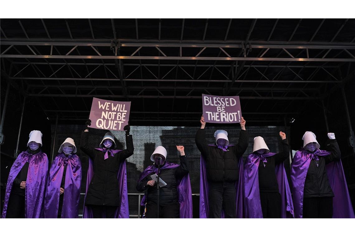 Die Gruppe Handmaidsriot stehen auf der Bühne auf dem Hamburger Rathausmarkt während der Demonstration gegen sexualisierte Gewalt gegen Frauen.