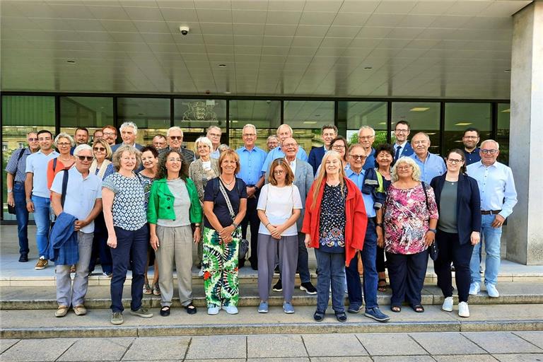 Die Gruppe vor dem Eingang des Stuttgarter Landtags. Die Gäste nutzten später auch die Gelegenheit, mit Abgeordneten über wichtige Themen aus der Region zu sprechen. Foto: Verband der Verwaltungsbeamten