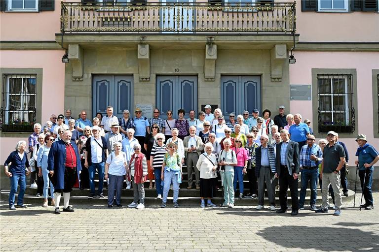 Die Gruppe vor dem Rathaus während der Stadtführung mit Christian Schweizer in historischer Tracht. Foto: Elisabeth Klaper