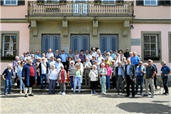 Die Gruppe vor dem Rathaus während der Stadtführung mit Christian Schweizer in historischer Tracht. Foto: Elisabeth Klaper