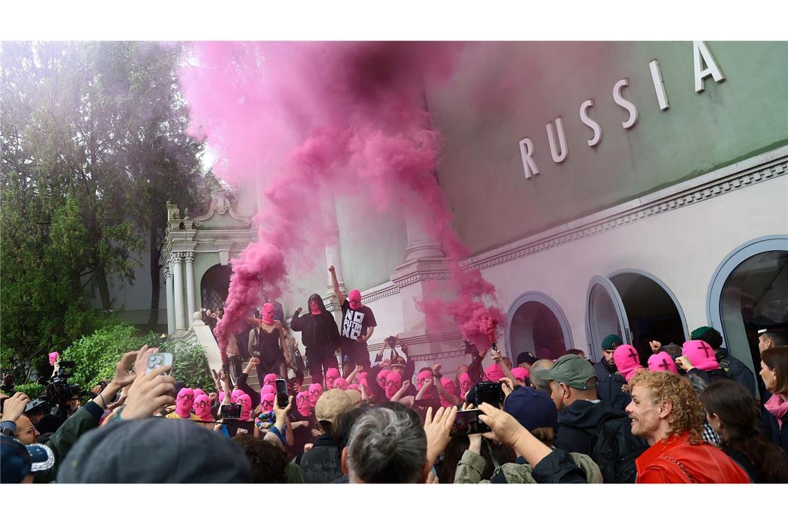 Die Gruppierungen Pussy Riot und Femen haben schon vor dem offiziellen Biennale-Start farbenfroh gegen Russlands Anwesenheit demonstriert.
