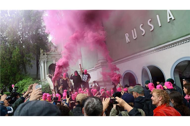 Die Gruppierungen Pussy Riot und Femen haben schon vor dem offiziellen Biennale-Start farbenfroh gegen Russlands Anwesenheit demonstriert.