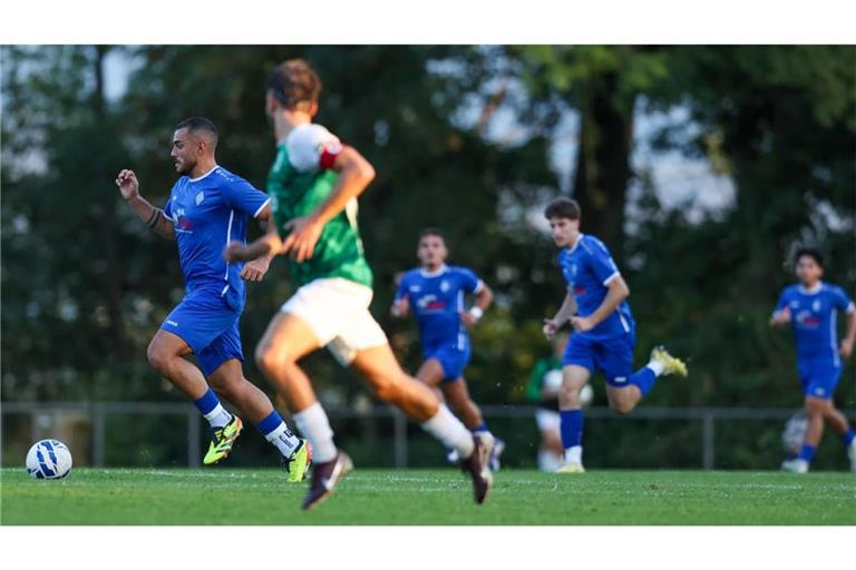 Die gute Nachricht: Mikail Gümüssu (li.) konnte wieder für die SV Böblingen gegen den Ball treten. Die schlechte Nachricht: Nach nicht mal einer Stunde verließ er den Platz mit erneuten Problemen.