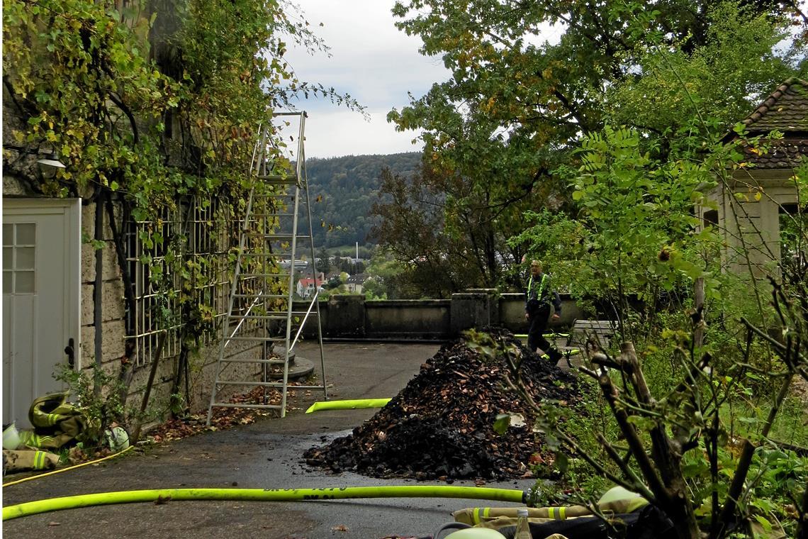 Brand im Keller der Villa Franck Die Hackschnitzel wurden aus dem Bunker nach draußen geräumt. Fotos: Christine Schick