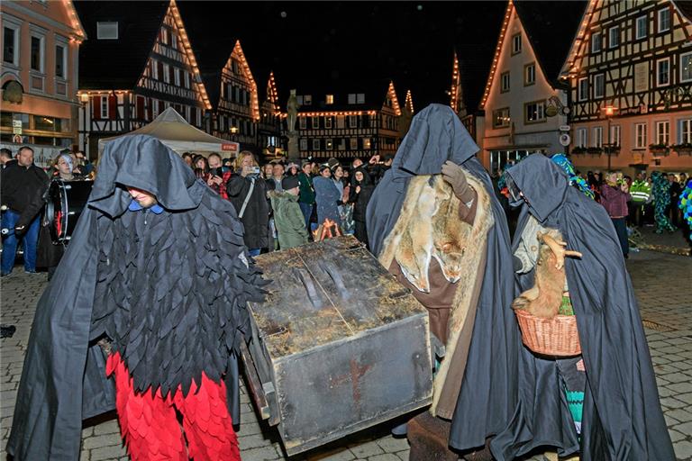 Die Häser von Nachtkrabb, Hotz und Hexenturmweible wandern in die Holzkiste, wo sie bis zum nächsten Jahr ruhen.