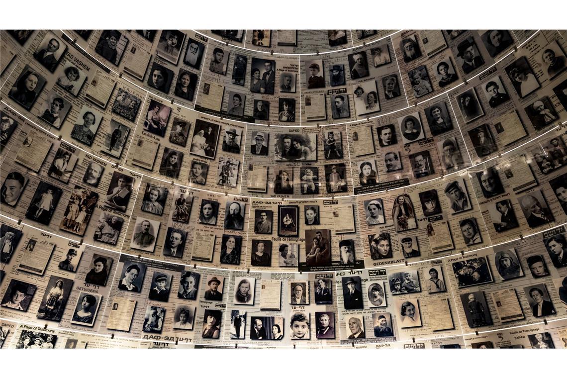 Jeder zehnte junge Erwachsene kennt den Holocaust nicht Die Halle der Namen in der Holocaust Gedenkstätte Yad Vashem in Jerusalem.