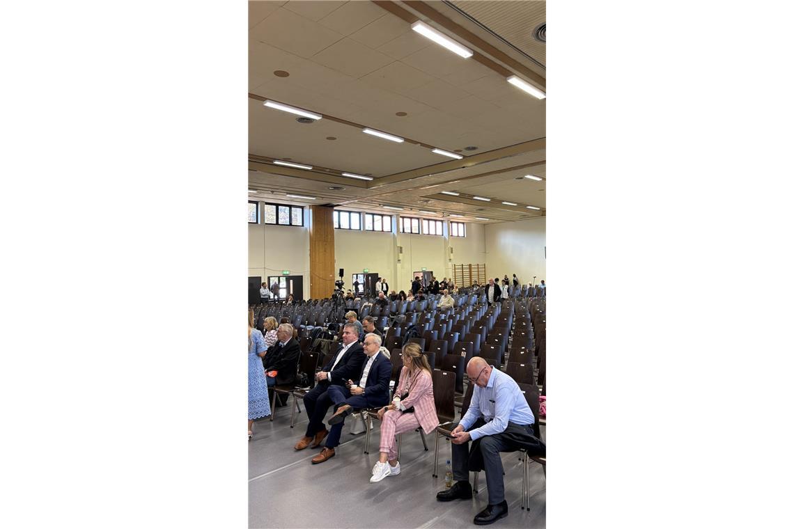 Die Halle füllt sich nur sehr langsam, viele Plätze sind um 18.30 Uhr noch leer. Ob sich 19 Uhr als Startzeit halten lässt?